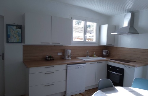 Domino House | Cozy Garden Retreat: 10 Min Walk to Beach for 8 Guests
