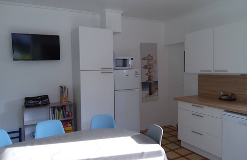 Domino House | Cozy Garden Retreat: 10 Min Walk to Beach for 8 Guests