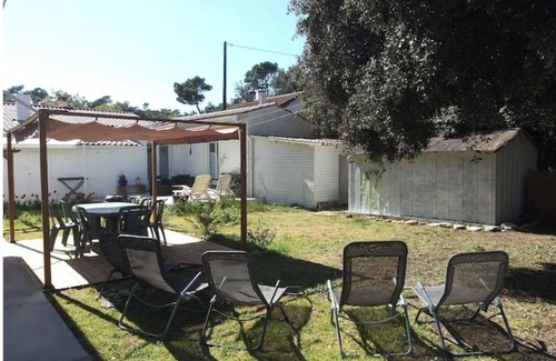 Domino House | Cozy Garden Retreat: 10 Min Walk to Beach for 8 Guests