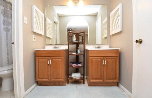 Humble House | Convenient Getaway: Newly Rehabbed Near IAH & Mall