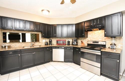 Humble House | Convenient Getaway: Newly Rehabbed Near IAH & Mall