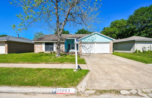 Humble House | Convenient Getaway: Near IAH, Pet-Friendly & Spa Amenities