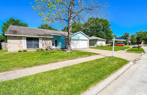 Humble House | Convenient Getaway: Near IAH, Pet-Friendly & Spa Amenities