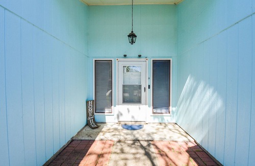 Humble House | Convenient Getaway: Near IAH, Pet-Friendly & Spa Amenities