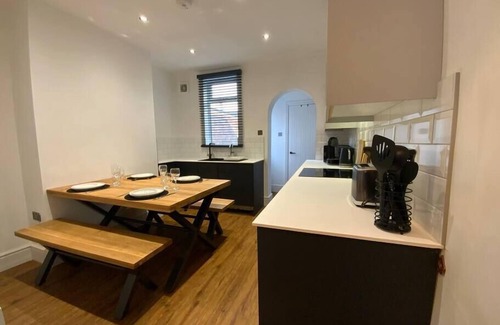 Lincoln House | Convenient Stay Near Lincoln City Centre - Egon's House
