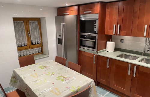 Izurtza Condo | Convenient Retreat Near Urkiola Natural Park with Hot Tub
