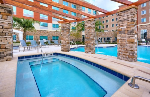 Gainesville Condo | Prime Location near U of Florida with Pool & Free Breakfast