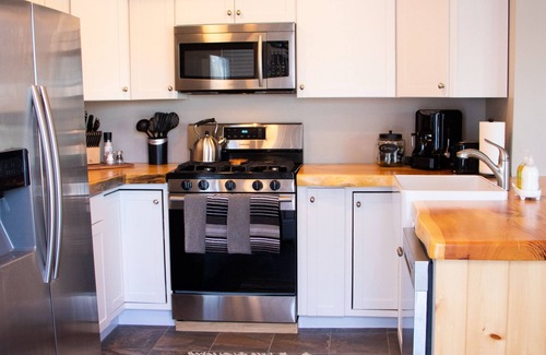 Bethel House | Ideal Getaway Near Sunday River with Spa & Kitchen Access