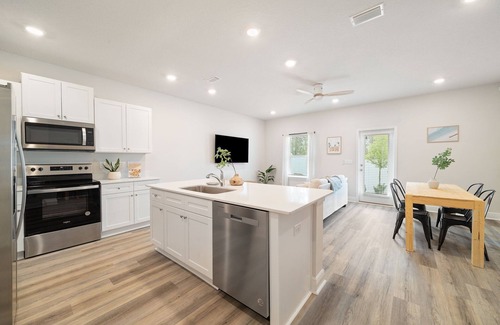Gulf Breeze House | Beachside Escape: Family-Friendly with Breakfast & Fun!