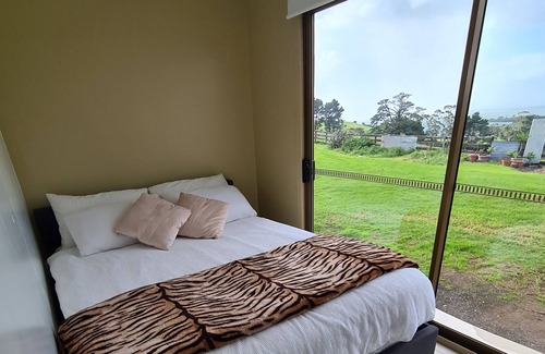 Awhitu Cottage | 10 minutes to the beach! Cozy bach with 180 degree sea view.