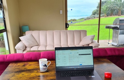 Awhitu Cottage | 10 minutes to the beach! Cozy bach with 180 degree sea view.