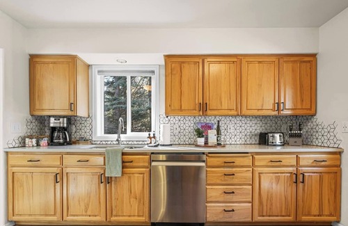 Underwood House | Modern Getaway for Groups: Spa, Kitchen & Hot Tub Awaits!
