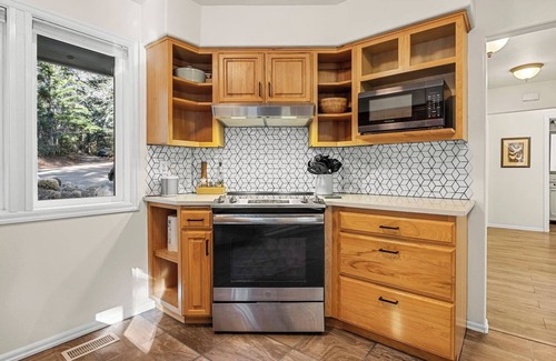 Underwood House | Modern Getaway for Groups: Spa, Kitchen & Hot Tub Awaits!