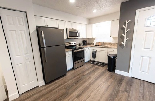 Tampa House | Discover Joyful Moments at Modern Hyde Park Retreat