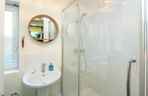 Chaucer Apartment | 10% OFF| Cosy Flat in London Bridge + Games, Netflix & Parking + Garden!