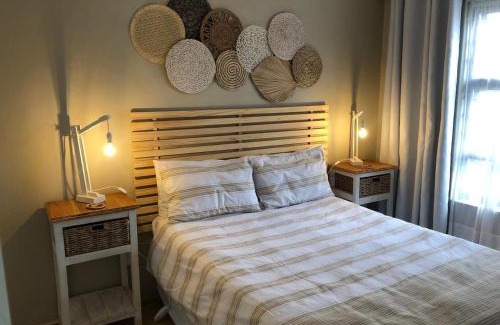 Edgemead Apartment | Relaxing Oceanfront Getaway at 10 On Ou Kraal