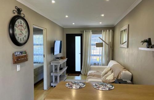 Edgemead Apartment | Relaxing Oceanfront Getaway at 10 On Ou Kraal