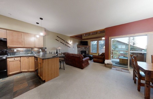 Big White Ski Resort House | Ideal Retreat with Private Garage & Hot Tub for Summer Fun
