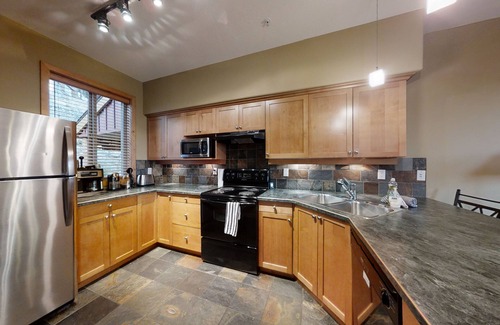 Big White Ski Resort House | Ideal Retreat with Private Garage & Hot Tub for Summer Fun