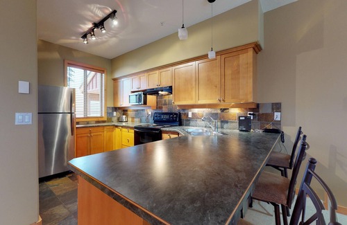 Big White Ski Resort House | Ideal Retreat with Private Garage & Hot Tub for Summer Fun