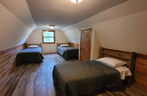 Nevis Cabin | 10 people-3-bedroom cabin in tranquil Nevis with AC, WiFi