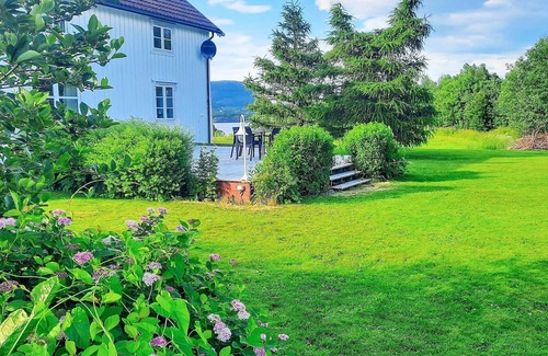 Bjugn House | Guest Rated 10/10: Oceanfront Holiday Home in Vallersund