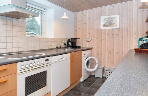 Lyngsbæk Strand House | Spacious 10-Person Holiday Home in Ebeltoft with Ocean Views