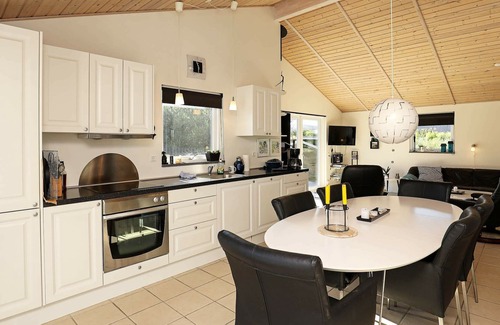 Lild Strand House | Spacious 10-Person Holiday Home with Ocean View in Frøstrup
