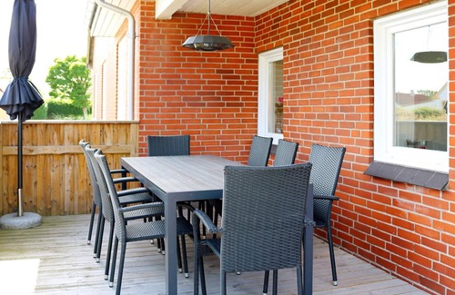 Oster Hurup House | Spacious 10-Person Holiday Home with Ocean View in Hadsund