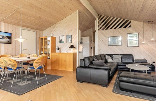 Grønhøj House | Spacious 10-Person Holiday Home in Løkken - Rated 9.8!