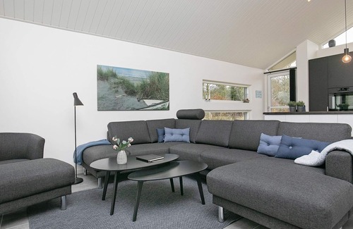 Bratten Strand House | Ideal 10-Person Holiday Home in Jerup with Oceanfront Views