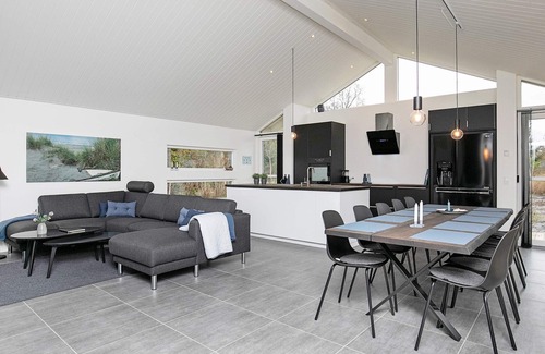 Bratten Strand House | Ideal 10-Person Holiday Home in Jerup with Oceanfront Views