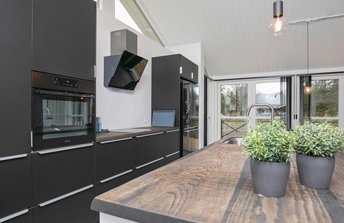 Bratten Strand House | Ideal 10-Person Holiday Home in Jerup with Oceanfront Views