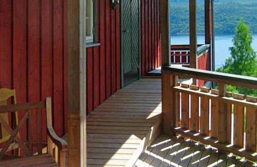Vlset House | Comfortable Four-Bedroom Retreat in Follafoss for Families