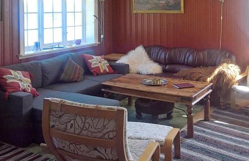 Vlset House | Comfortable Four-Bedroom Retreat in Follafoss for Families
