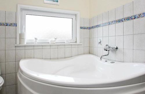 Grønhøj House | Pet-Friendly Retreat at Holiday Home Aksel Munchsvej