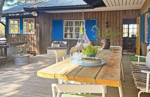 Moja House | Spacious 10-Person Holiday Home with Oceanfront Views