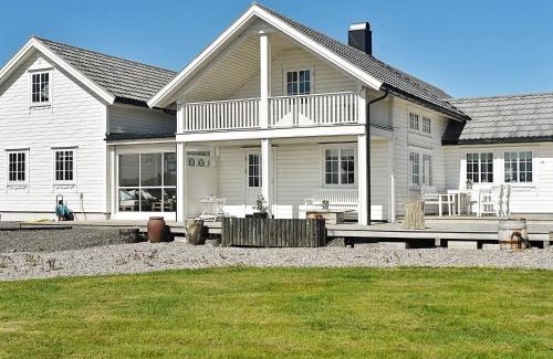 Fraena House | Spacious Holiday Home for 10 in Tornes, Romsdal
