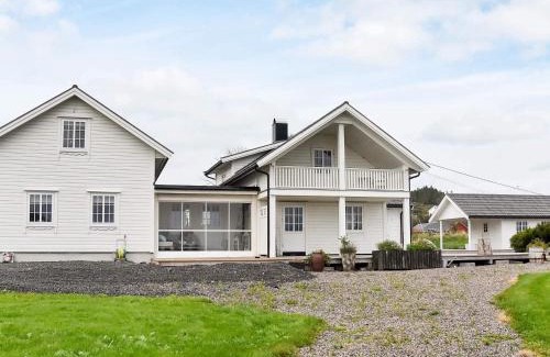 Fraena House | Spacious Holiday Home for 10 in Tornes, Romsdal