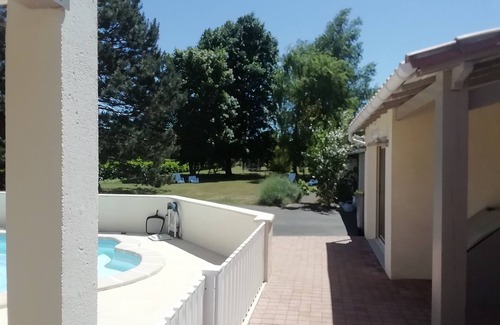 Magne House | 10-Person House with Private Pool in Marais Poitevin