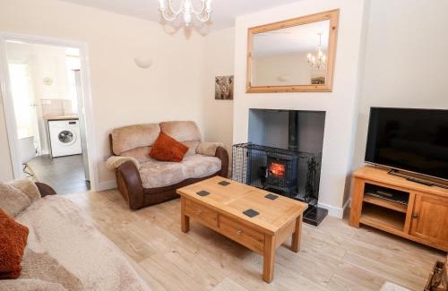 Buxton House | Ideal Getaway at 10 Smalldale Cottages - Pet Friendly Stay