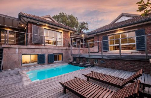 Nature's Valley House | Elegant 10 St Andrews Avenue - Rated 9.6 with Pool Access