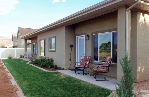 Kanab House | Unforgettable 10-Star Vacation Home with Ocean View & Pool