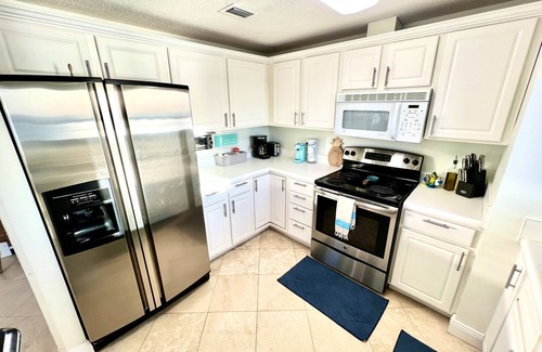 Pensacola Beach Condo | Guest Rated: 10/10 - Cozy Modern King with Ocean View