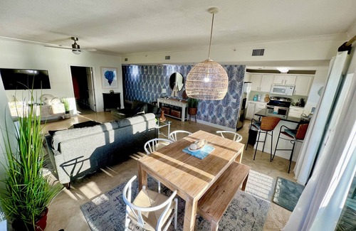 Pensacola Beach Condo | Guest Rated: 10/10 - Cozy Modern King with Ocean View