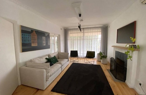 Clare House | Inviting 100 m² Home with Kitchen for Up to 4 Guests