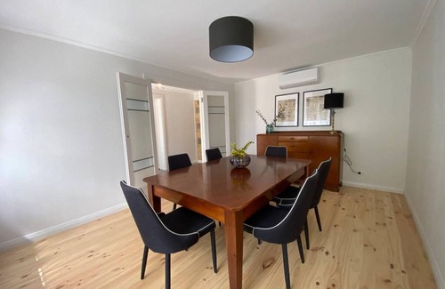 Clare House | Inviting 100 m² Home with Kitchen for Up to 4 Guests