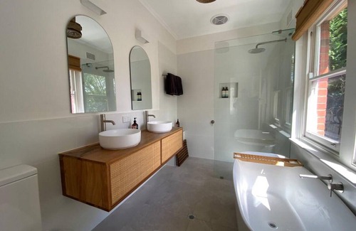 Clare House | Inviting 100 m² Home with Kitchen for Up to 4 Guests