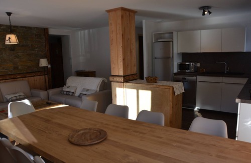 Valloire Apartment | Spacious Valloire Retreat for 10 with Kitchen & Breakfast