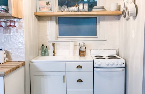 Sunset Beach Cottage | Beachside Escape: Beautifully Decorated Peacock Beach Cabana